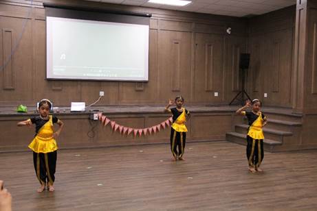 A group of girls dancing in a room
AI-generated content may be incorrect.